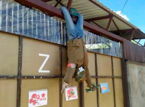 Rosjanie każą strzelać dzieciom do „nazistowskich manekinów”