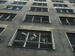 Tarnów: 28-latek wyskoczył z okna. Miał być więziony przez 2 mężczyzn