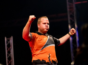 Dart - Players Championship: wyśmienite zakończenie serii przez Dirka van Duijvenbode