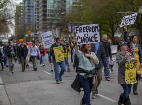 Protesty we Francji i Włoszech przeciwko obostrzeniom związanym z pandemią