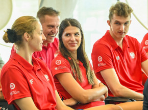Reprezentacja na uniwersjadę w Chengdu po ślubowaniu. Adamkiewicz i Kozub chorążymi reprezentacji