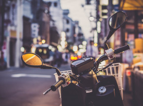 Włochy: na prowadzeniu skutera przyłapano mężczyznę podającego się za osobę niewidomą 