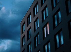 Japonia: kobieta patrząc na mężczyznę, który spadł z dachu, wypadła przez okno i zraniła dwie osoby