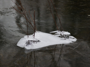 Warmińsko-mazurskie: lód załamał się pod dwiema dziewczynkami. Nie żyje mężczyzna, który usiłował im pomóc