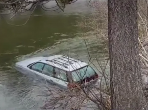 Kalifornia: kobieta wjechała do rzeki, uratował ją pracownik FedEx
