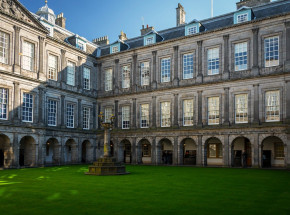 Szkocja: w związku ze znalezieniem podejrzanego obiektu w rezydencji królowej aresztowano mężczyznę