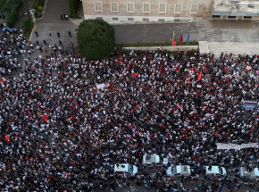 „Albania nie jest na sprzedaż” – tysiące osób protestują przeciwko luksusowemu kurortowi powiązanemu z Jaredem Kushnerem