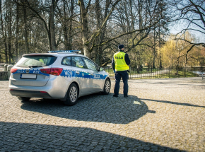 Płock: kierowca wjechał w drzwi galerii handlowej