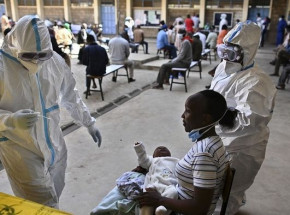 Nowy szczep SARS-CoV-2 w Afryce i niedobór szczepionek, aby z nim walczyć