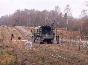 Wojsko kontynuuje budowę tymczasowej zapory na granicy z Rosją