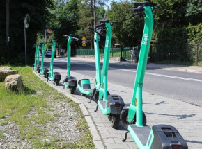 Tragedia na ścieżce rowerowej w Kutnie. 51-latek zderzył się z nastolatkiem i uderzył w słup