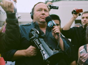USA: Alex Jones musi zapłacić rodzinom ofiar masakry w Sandy Hook blisko miliard dolarów