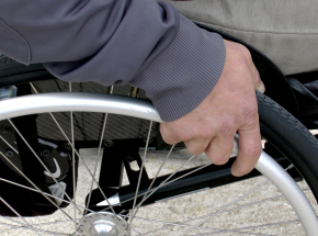 Hongkong: mężczyzna poruszający się na wózku inwalidzkim wspiął się na wieżowiec