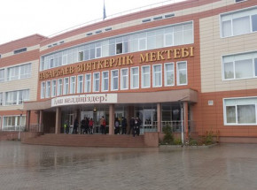 Kazachstan: uczniowie przyszli do szkoły w spódniczkach w ramach protestu