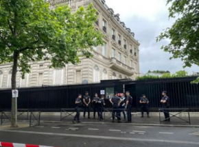 Paryż: ochroniarz zginął przed katarską ambasadą 