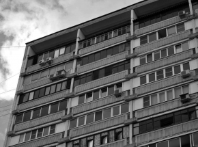 Ukraina: mężczyzna siedział przed blokiem z odciętą ludzką głową