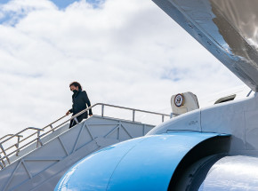 Opóźniona podróż Kamali Harris. Możliwym powodem „syndrom hawański"