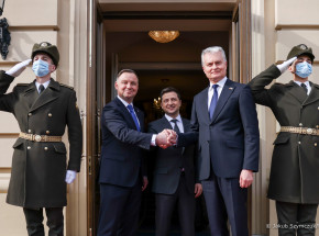 W Kijowie spotkali się prezydenci Polski, Ukrainy i Litwy. A. Duda zaapelował do W. Putina o nieatakowanie Ukrainy