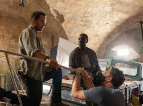 Omar Sy oswoi raptora w nowym spocie telewizyjnym „Jurassic World: Dominion”