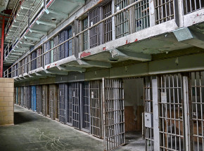 Włochy: szef mafii uzyskał zgodę na odtwarzanie muzyki w odosobnionej sali więziennej