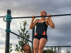 Drążek do podciągania – sprzęt, który wzmocni plecy i ramiona