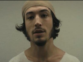 Ezra Miller z zarzutami o kradzież z włamaniem. Aktor trafił w ręce policji