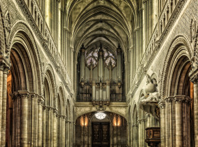 Co „słyszą” dzwony Notre Dame? Artysta uchwyca duszę Paryża