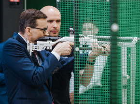 Premier zapowiada zmiany w prawie ułatwiające dostęp do broni