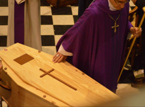 Rzym: podczas pogrzebu trumna była owinięta nazistowską flagą