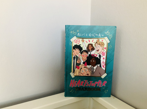 Świetny dodatek do serii – „Heartstopper. Yearbook” Alice Oseman [RECENZJA]