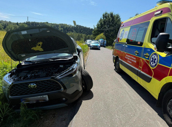Wypadek w Bieździedzy. Dwie osoby trafiły do szpitala