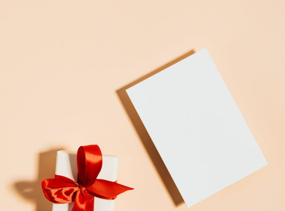 Pomysły na prezent na Dzień Matki i Dzień Ojca – co naprawdę ma sens?