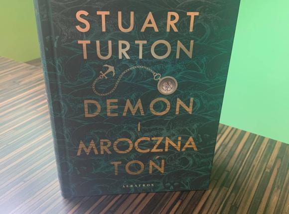 „Demon i mroczna toń”: nowa powieść twórcy „Siedmiu śmierci Evelyn Hardcastle” już w księgarniach