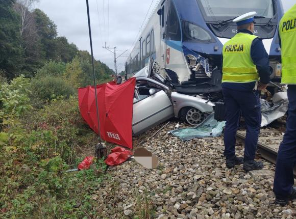 Kobieta wjechała osobówką na przejazd kolejowy i zderzyła się z pociągiem. Zginęła na miejscu
