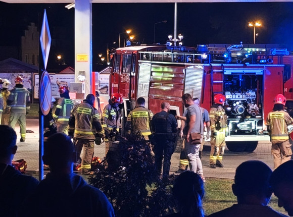 Chciał podpalić stację benzynową i policjantów. Funkcjonariusze trafili do szpitala (zdjęcia, wideo)
