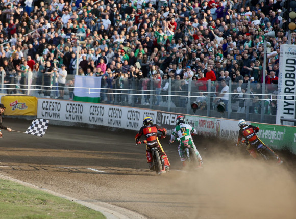 PGE Ekstraliga: Włókniarz z kompletem punktów we Wrocławiu. Groźny upadek Bewleya