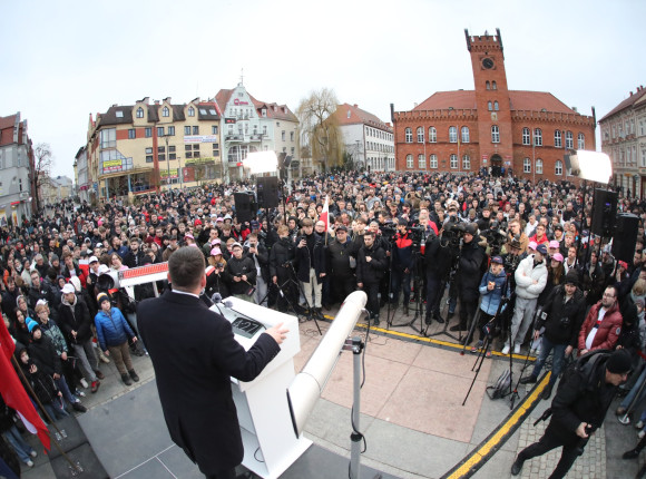 Sondażowe trzęsienie ziemi – wyprzedził Nawrockiego!