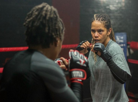 Halle Berry jako zawodniczka MMA w zwiastunie filmu „Poobijana” 