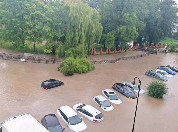 Powódź w Elblągu: Kumiela zalała centrum miasta, wprowadzono pogotowie przeciwpowodziowe