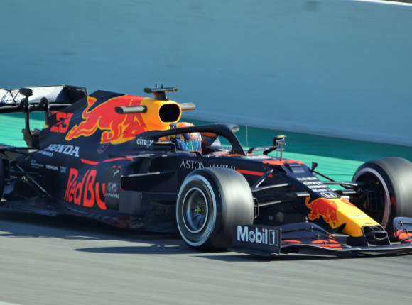 F1: Mercedes i Red Bull najszybsze w piątkowych treningach