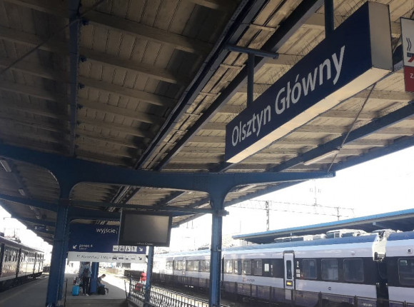 Pociąg PKP Intercity unieruchomiony pod Nidzicą. Zerwana sieć trakcyjna sparaliżowała poranny ruch