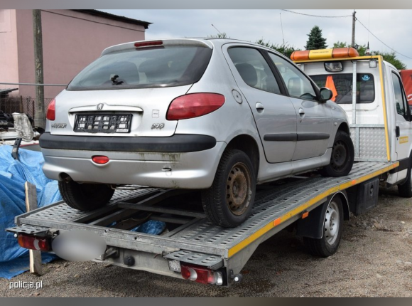 Kraków: zatrzymano mężczyznę, który ukradł 12 samochodów, wywożąc je na lawecie