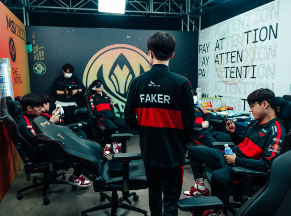 MSI 2022: T1 deklasuje G2 Esports i wchodzi do finału