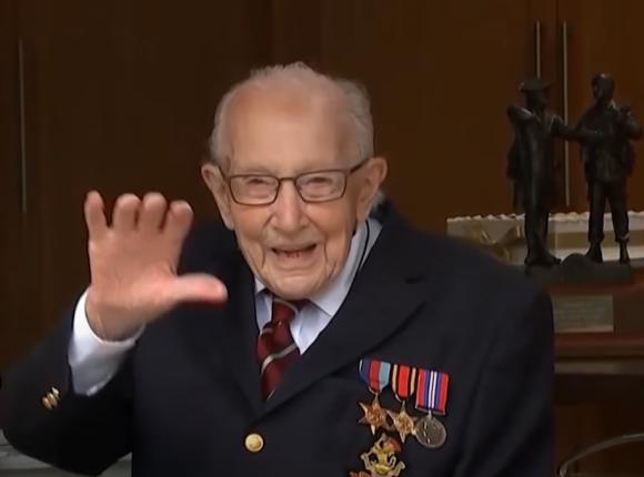 Zmarł kapitan Tom Moore, 100-latek, który zebrał prawie 33 mln funtów na walkę z pandemią COVID-19 