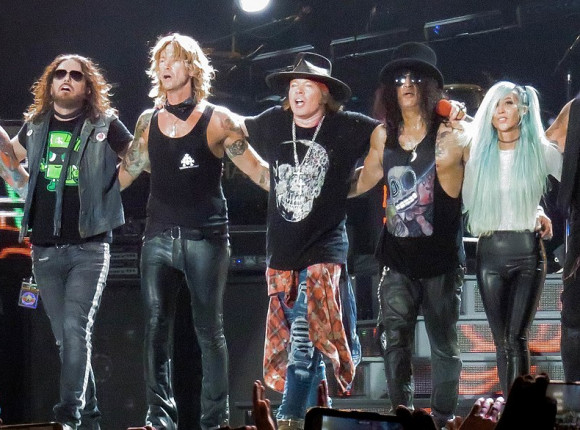 Zespół Guns N' Roses pozywa sklep sprzedający broń i róże
