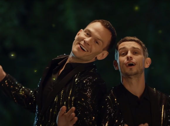 "Jeżeli kochać, to nie indywidualnie" – Szymon Komasa i Vito Bambino w utworze z repertuaru Kabaretu Starszych Panów