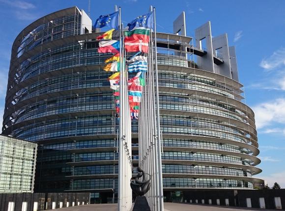 Europarlament zagłosował za wydawaniem certyfikatów COVID-19