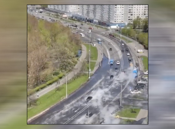 Moskwa: ulica zalana wrzącą wodą