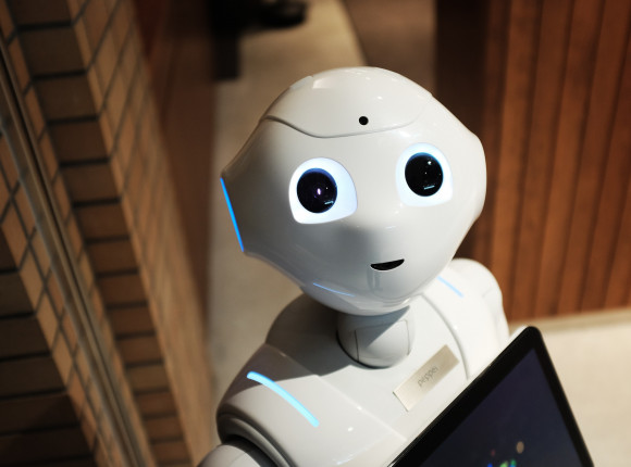 Sztuczna inteligencja emocjonalna może zmienić postrzeganie robotów społecznych przez starszych ludzi