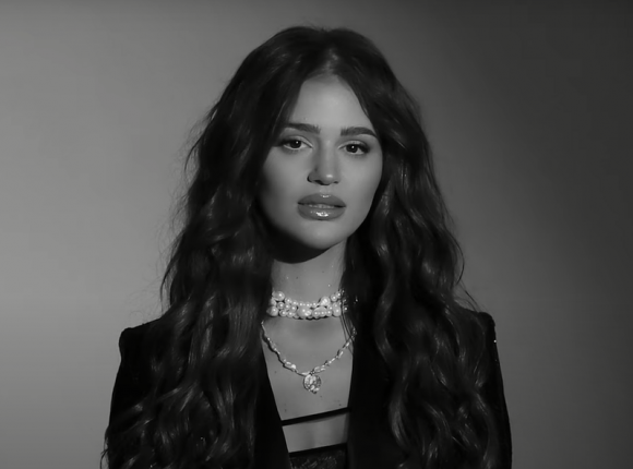 Honorata Skarbek w wakacyjnym singlu pt. „Wulkan”